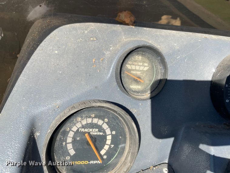 image for item MM9430 1990 Bass Tracker Pro 17  boat