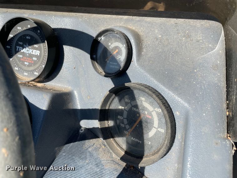 image for item MM9430 1990 Bass Tracker Pro 17  boat