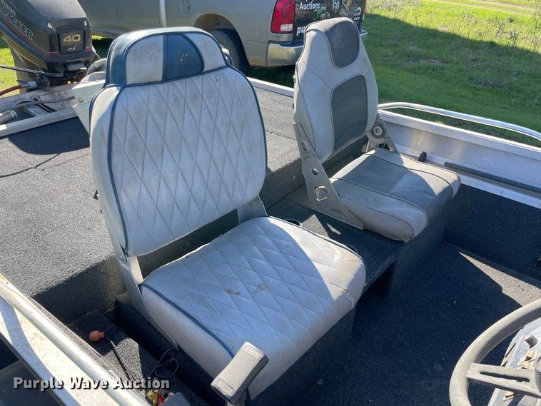 image for item MM9430 1990 Bass Tracker Pro 17  boat