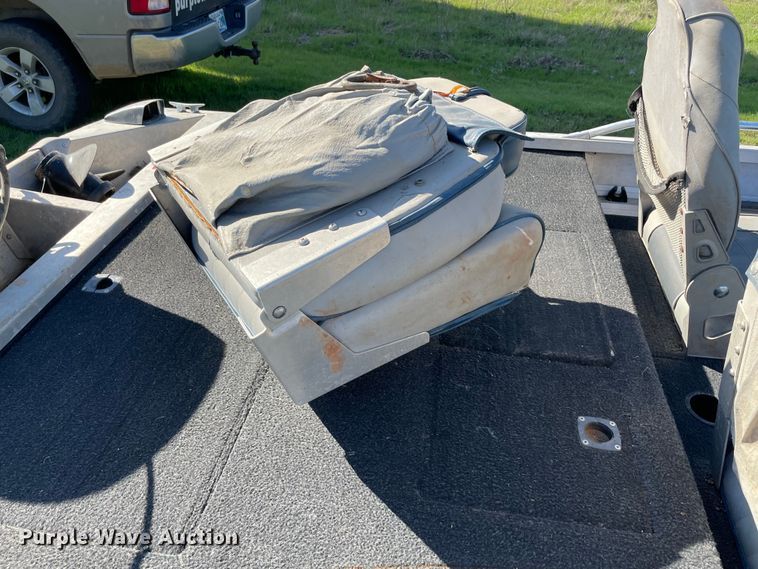 image for item MM9430 1990 Bass Tracker Pro 17  boat