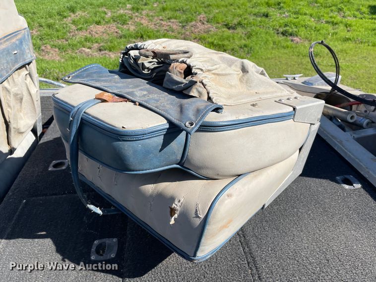 image for item MM9430 1990 Bass Tracker Pro 17  boat