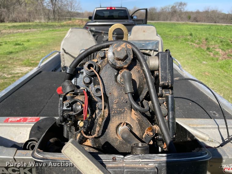 image for item MM9430 1990 Bass Tracker Pro 17  boat