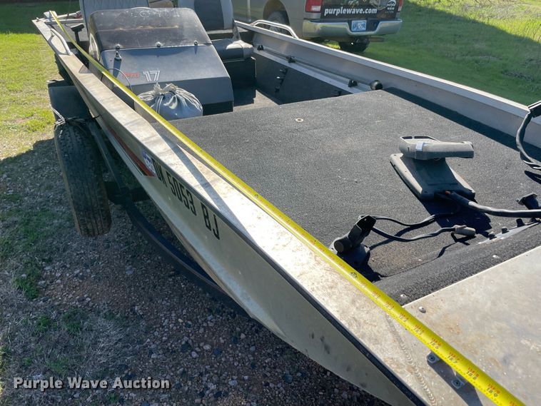 image for item MM9430 1990 Bass Tracker Pro 17  boat