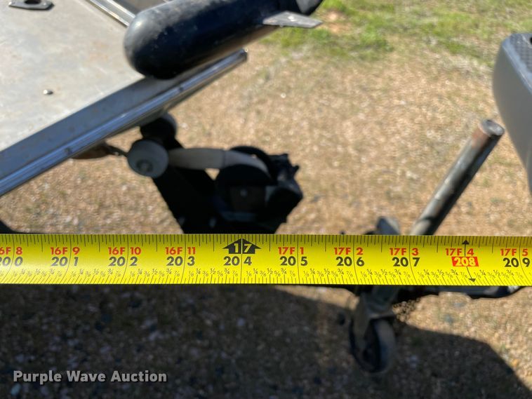 image for item MM9430 1990 Bass Tracker Pro 17  boat