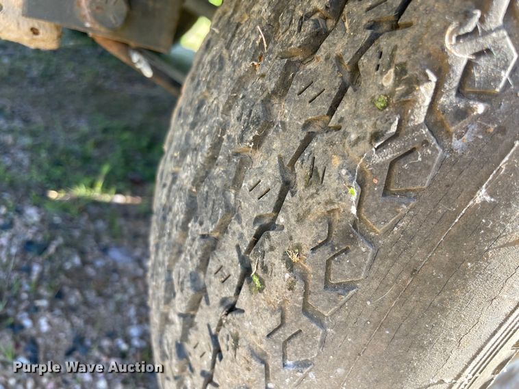 image for item MM9430 1990 Bass Tracker Pro 17  boat