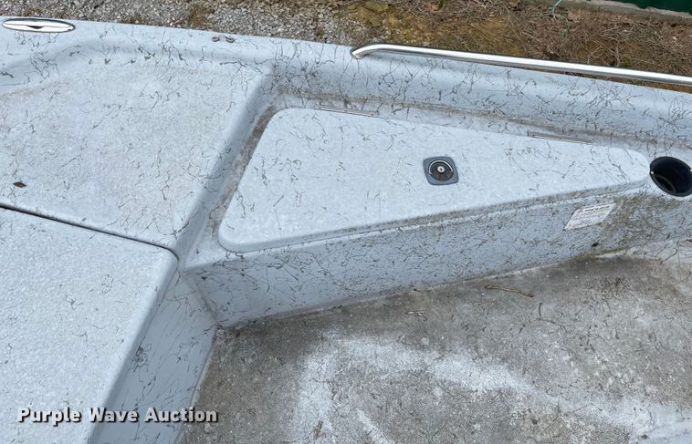 image for item MM9457 2005 Blue Wave  boat