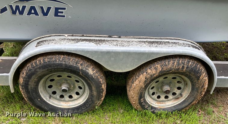 image for item MM9457 2005 Blue Wave  boat