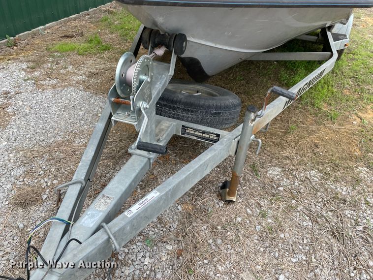 image for item MM9457 2005 Blue Wave  boat