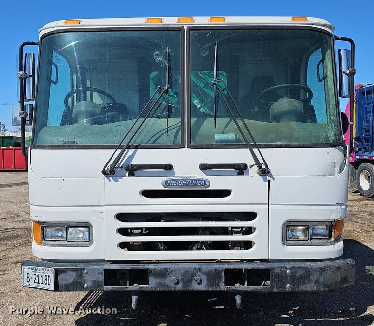 image for item DO4266 2002 Freightliner Condor  refuse truck