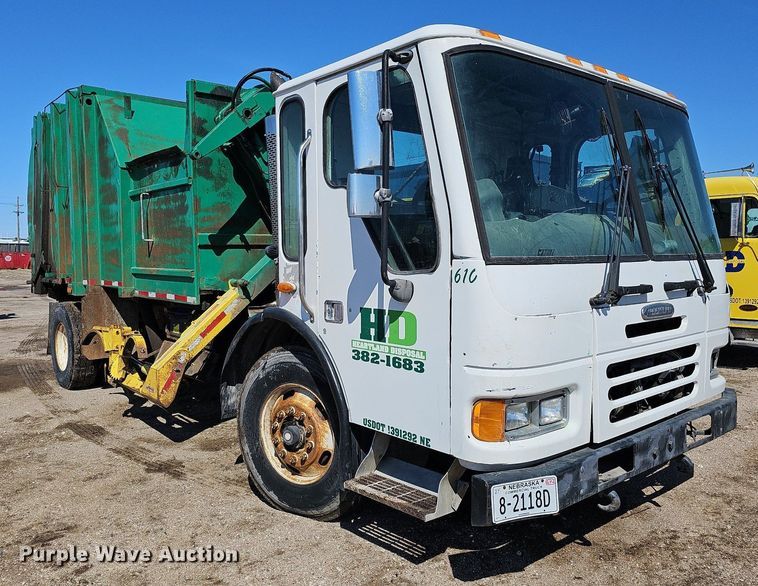 image for item DO4266 2002 Freightliner Condor  refuse truck