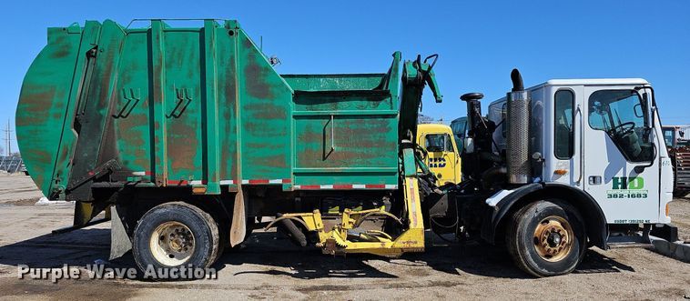 image for item DO4266 2002 Freightliner Condor  refuse truck