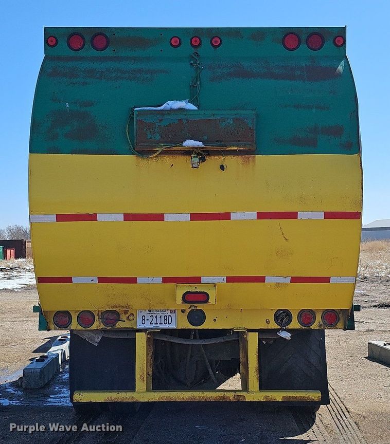 image for item DO4266 2002 Freightliner Condor  refuse truck