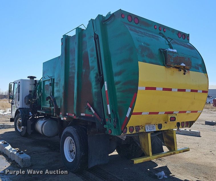 image for item DO4266 2002 Freightliner Condor  refuse truck