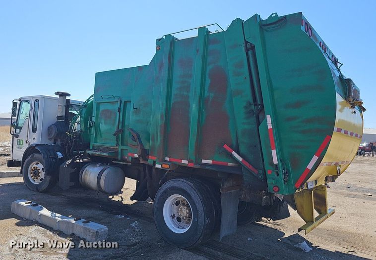 image for item DO4266 2002 Freightliner Condor  refuse truck