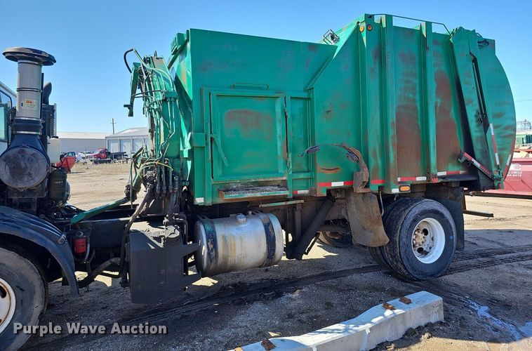 image for item DO4266 2002 Freightliner Condor  refuse truck
