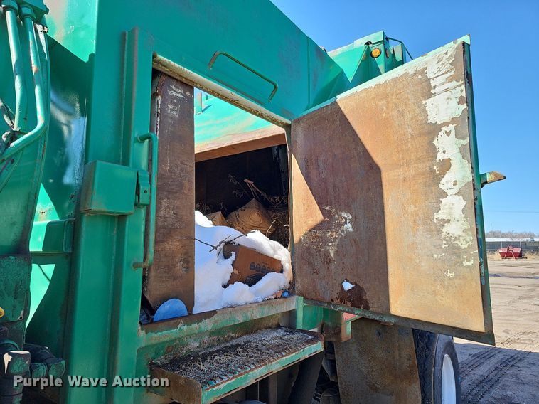 image for item DO4266 2002 Freightliner Condor  refuse truck