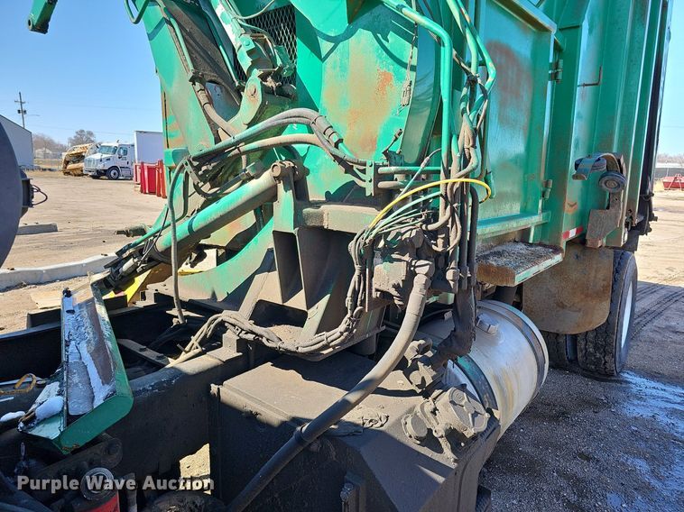 image for item DO4266 2002 Freightliner Condor  refuse truck