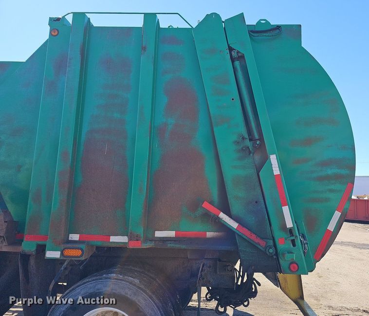 image for item DO4266 2002 Freightliner Condor  refuse truck