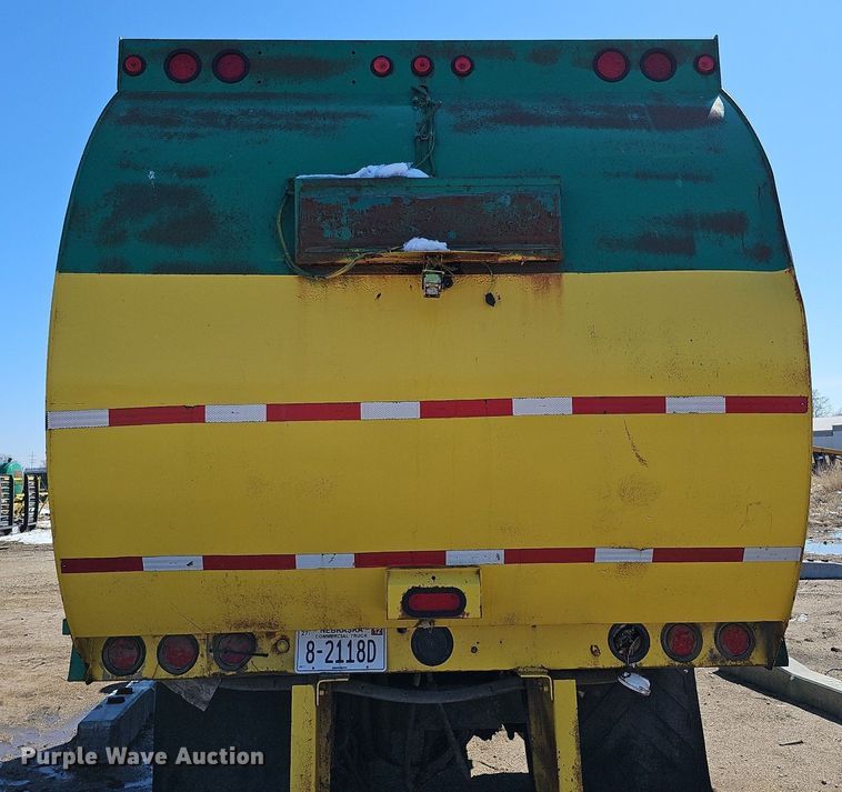 image for item DO4266 2002 Freightliner Condor  refuse truck