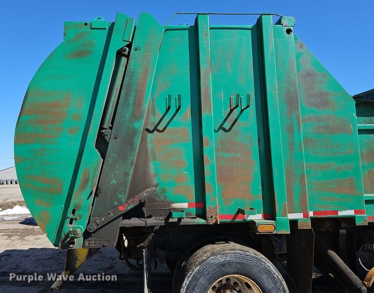 image for item DO4266 2002 Freightliner Condor  refuse truck