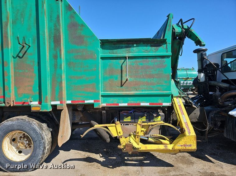 image for item DO4266 2002 Freightliner Condor  refuse truck