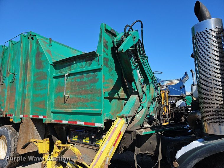 image for item DO4266 2002 Freightliner Condor  refuse truck