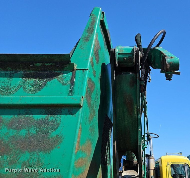 image for item DO4266 2002 Freightliner Condor  refuse truck