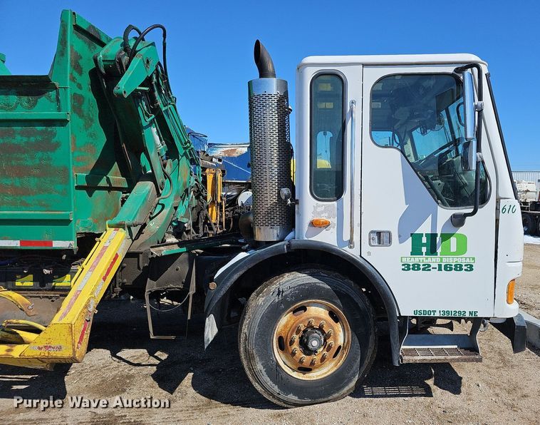 image for item DO4266 2002 Freightliner Condor  refuse truck