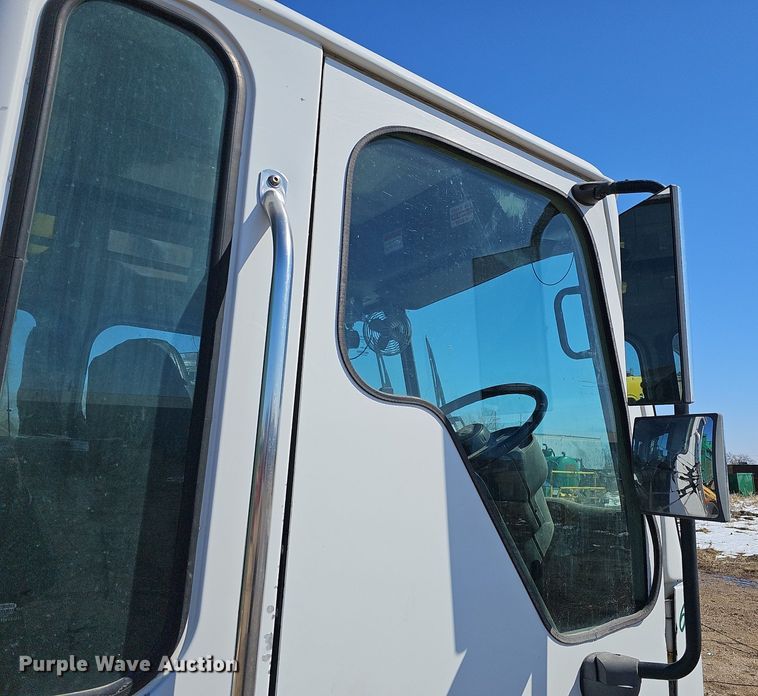 image for item DO4266 2002 Freightliner Condor  refuse truck