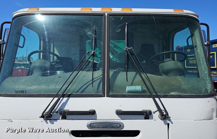 image for item DO4266 2002 Freightliner Condor  refuse truck