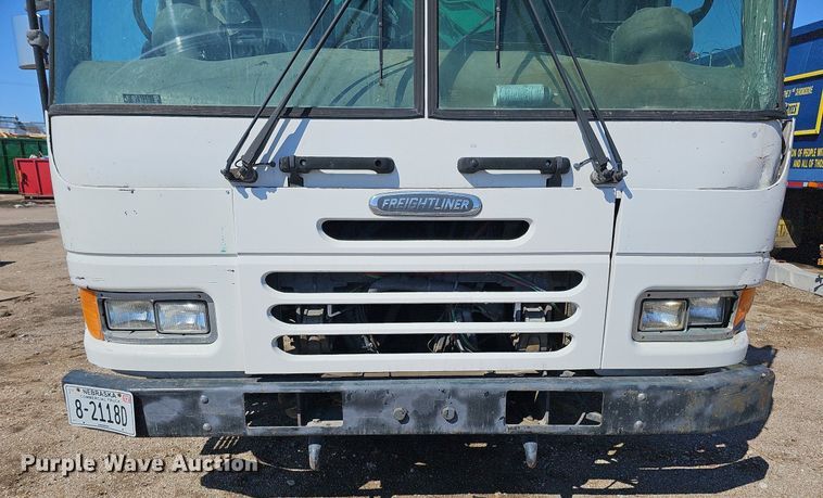 image for item DO4266 2002 Freightliner Condor  refuse truck