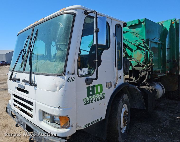 image for item DO4266 2002 Freightliner Condor  refuse truck