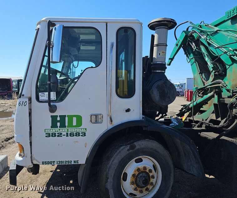 image for item DO4266 2002 Freightliner Condor  refuse truck