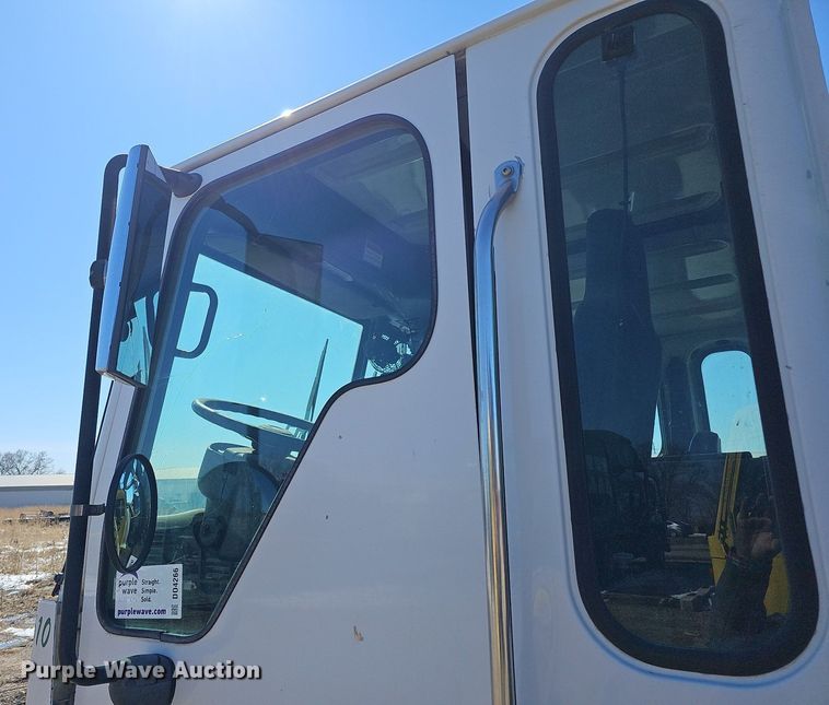 image for item DO4266 2002 Freightliner Condor  refuse truck