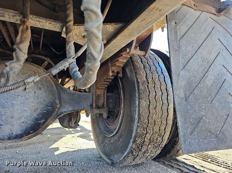 image for item DO4266 2002 Freightliner Condor  refuse truck