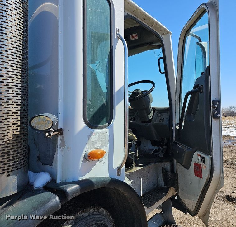 image for item DO4266 2002 Freightliner Condor  refuse truck