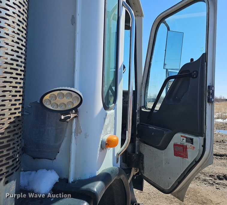 image for item DO4266 2002 Freightliner Condor  refuse truck