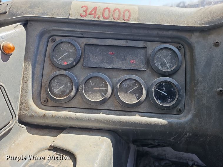 image for item DO4266 2002 Freightliner Condor  refuse truck