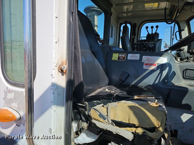 image for item DO4266 2002 Freightliner Condor  refuse truck