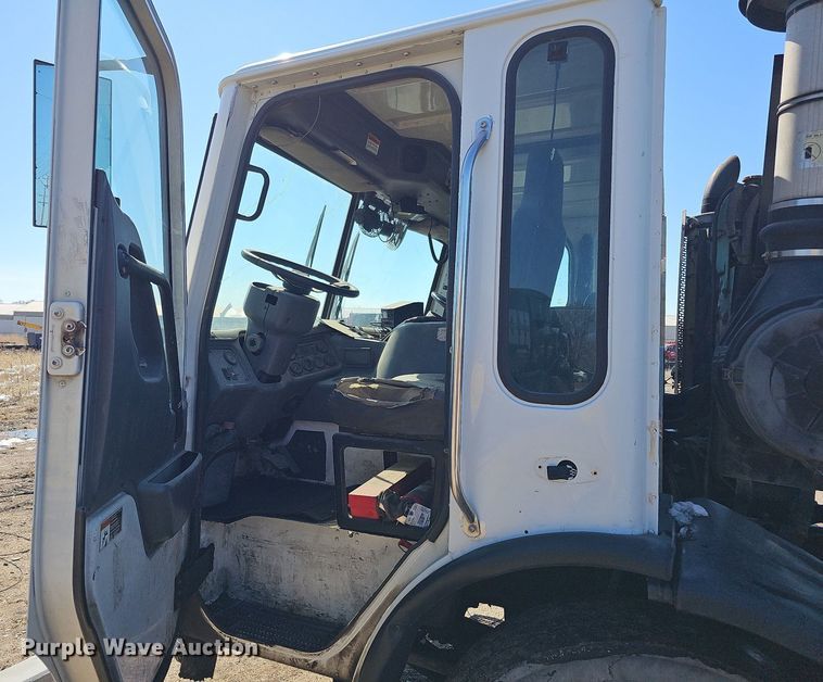 image for item DO4266 2002 Freightliner Condor  refuse truck