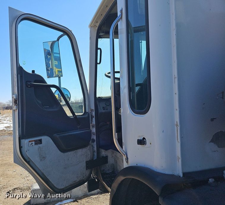 image for item DO4266 2002 Freightliner Condor  refuse truck