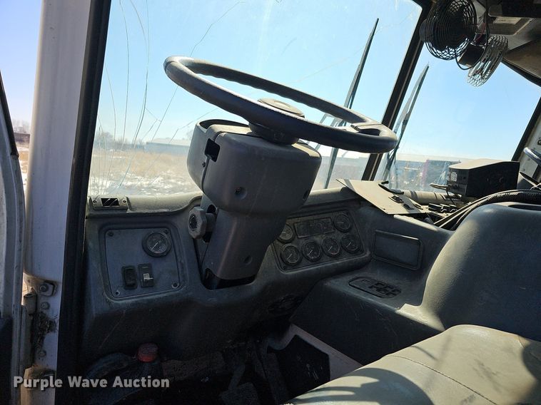 image for item DO4266 2002 Freightliner Condor  refuse truck