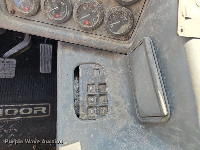 image for item DO4266 2002 Freightliner Condor  refuse truck