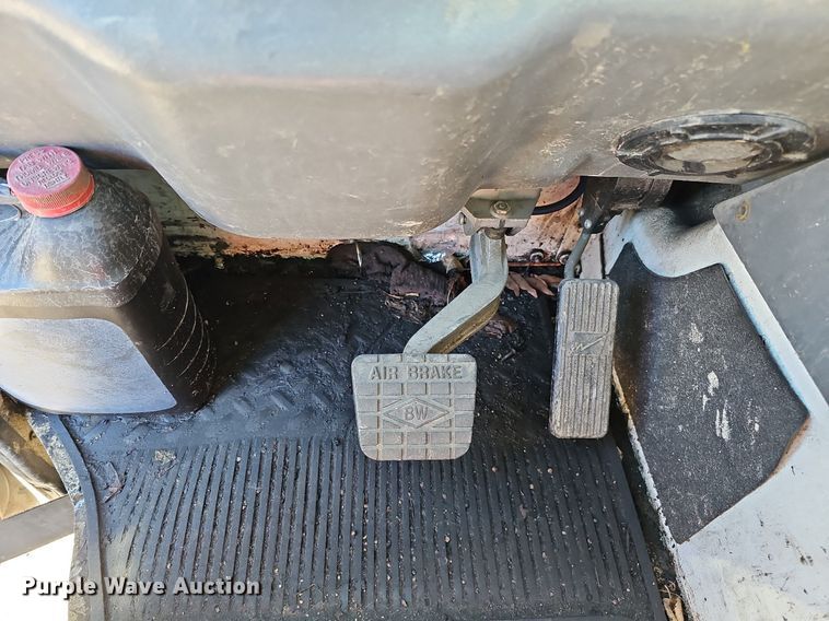 image for item DO4266 2002 Freightliner Condor  refuse truck