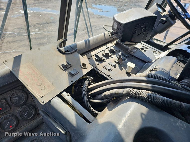 image for item DO4266 2002 Freightliner Condor  refuse truck