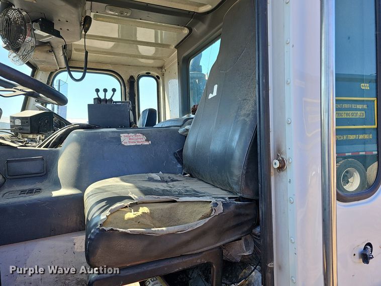 image for item DO4266 2002 Freightliner Condor  refuse truck