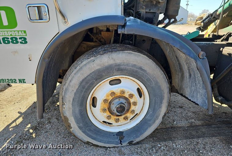 image for item DO4266 2002 Freightliner Condor  refuse truck