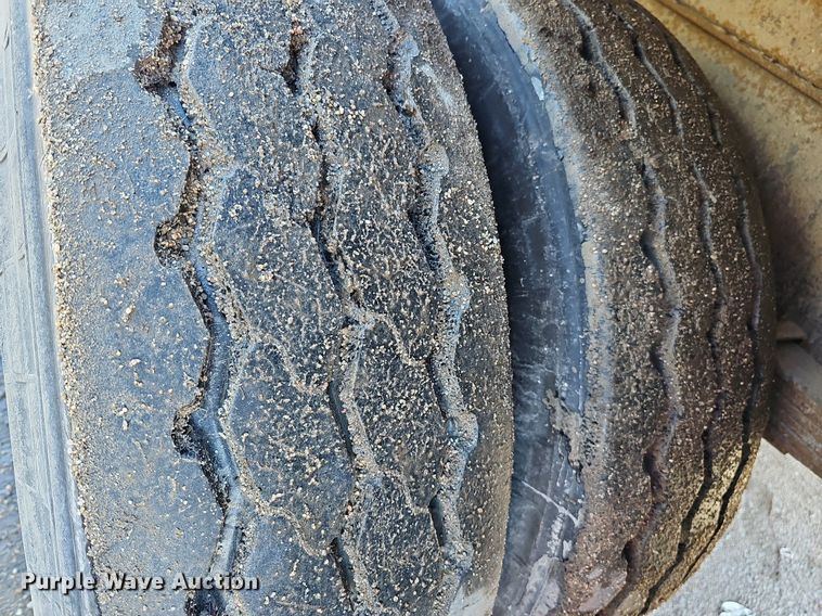 image for item DO4266 2002 Freightliner Condor  refuse truck