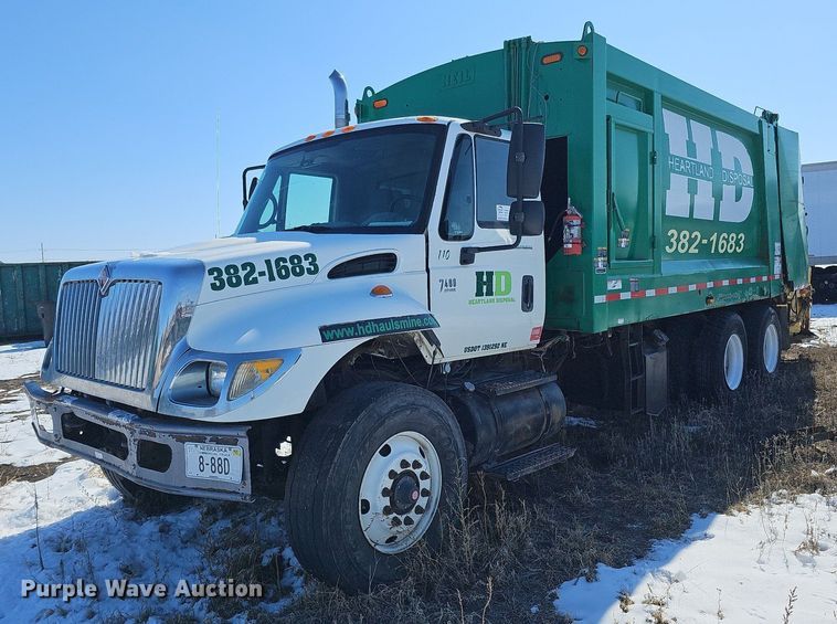 image for item DO4267 2007 International 7400  refuse truck