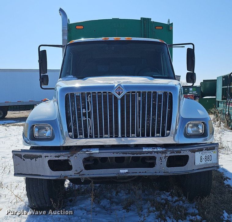 image for item DO4267 2007 International 7400  refuse truck